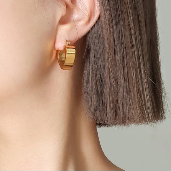 NEW💎18K Gold Plated Geometric Heart Earrings* - Picture 3 of 6